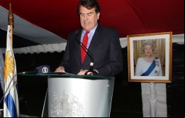 El embajador Ben Lyster-Binns durante su discurso 