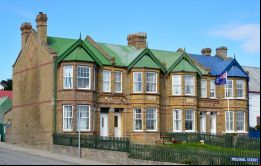 Las Jubilee Villas, sobre la rambla de Stanley, uno de los tantos atractivos de las Islas