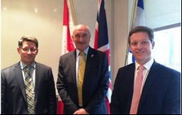MLA Mike Summers (centro) junto al cónsul general británico en Montreal Nick Baker y el economista Mario Iacobacci 