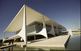 Se cuidará la institucionalidad con el gobierno de Brasil, cualquiera sea su futuro, en el entendido que 'la relación comercial con Brasil es fundamental para Uruguay''