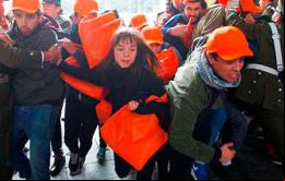 Imágenes de televisión mostraron a agentes de la policía, ampliamente superados por el número de manifestantes, intentando expulsarlos del palacio de La Moneda