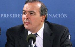 López fue detenido in fraganti este martes cuando lanzaba los bolsos de dinero, con dólares, euros y joyas, por encima de un portón de un viejo monasterio