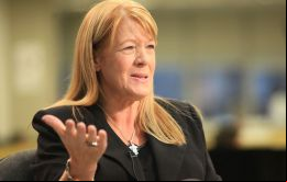  Según la diputada centroizquierdista Margarita Stolbizer, Cristina Fernández estaría recibiendo 340.000 pesos argentinos mensuales (unos US$ 24.400).