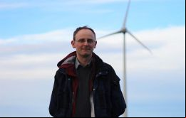 MLA Michael Poole visitó el parque eólico de Sand Bay para hablar sobre los beneficios de las energías renovables.