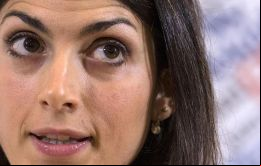 Raggi representa al partido anti-sistema Movimiento 5 Estrellas (M5S) fundado por el humorista Beppe Grillo en 2009. En la primera vuelta obtuvo 35% de votos.
