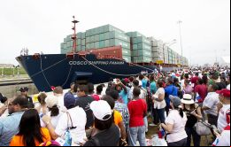 El barco de la naviera China Costo pagó US$586.000 en concepto de peajes y tiene una carga de 9,500 teus. Salió del puerto Pireo en Grecia y va a Corea del Sur.