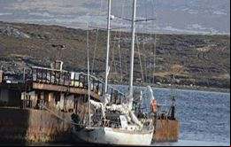 El velero permanece amarrado en las Falklands desde octubre pasado cuando fuera rescatado abandonado y a la deriva por la patrulla Protegat