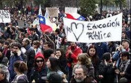 La manifestación reunió a varios miles de personas pero a diferencia de lo ocurrido a mitad de semana, esta vez todo transcurrió de forma pacífica. 