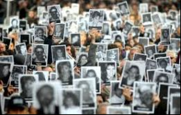 Los asistentes portaron carteles con las caras y nombres de las 85 víctimas fatales que dejó el suceso y por quienes, además, encendieron una vela y una rosa