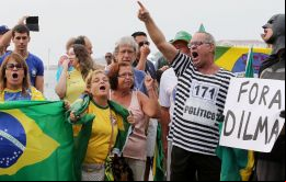 Al son de samba y el himno nacional manifestantes en Copacabana desplegaban a pleno sol un enorme cartel con el mensaje Fuera Dilma y prisión para Lula