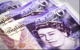 La libra se ha devaluado alrededor de un 13% frente al dólar desde la votación y ha caído asimismo un 10 % frente al euro. 