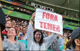 En múltiples incidentes desde la apertura de los Juegos el viernes, la policía ha confiscado pequeños carteles que leen “Fora Temer” (Fuera Temer).