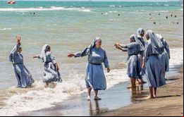 El imán de Florencia, Izzedin Ezir, divulgó la foto de ocho monjas, con sus hábitos hasta los talones, que se divierten a jugar con las olas del mar en una playa.