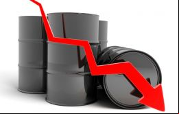  El barril de Texas, el petróleo de referencia en EE.UU. ha pasado de un máximo de US$107 a mediados de 2014 a un mínimo de US$27 y ahora por debajo de US$50.