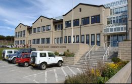El edificio de la Escuela Comunitaria, uno de las construcciones que más sobresalen al llegar a la capital Stanley