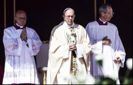 Durante la homilía, el Papa elogió la labor de la madre Teresa “en defensa de la vida humana, desde aquellos no nacidos hasta los descartados”. 