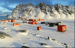 Se evaluó cooperación en materia antártica, incluyendo intercambios, actividades conjuntas y acuerdos entre científicos del IAA y el BAS