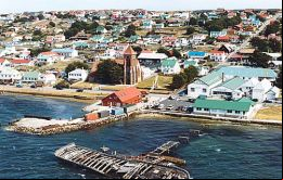 Stanley, capital de las Islas, que cada temporada recibe miles de turistas de cruceros 