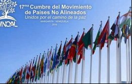 Con la asistencia de un puñado de mandatarios de los 120 países , la XVII Cumbre del NOAL aprobó la Declaración de Margarita