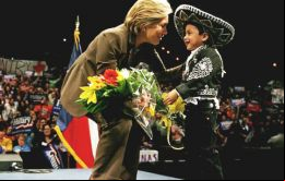  En una contienda apretada, una presencia fuerte de votantes latinos podría asegurarle la victoria a Clinton en estados claves, agregó el periódico.
