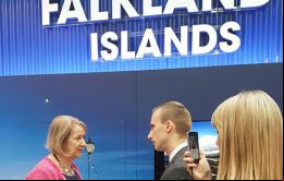 La representante del gobierno de las Falklands en Londres, Sukey Cameron entrevistada por la televisión británica
