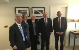 El ministro Alan Duncan, Sukey Cameron, MLA Jan Cheek, el canciller Boris Johnson y MLA Ian Hansen
