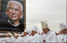 Bajo cielo despejado Francisco oficializó al nuevo santo, en tanto una multitud de argentinos ocupó la parte central de la plaza con banderas y estampitas 