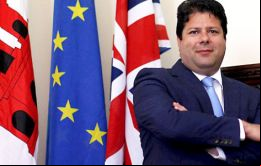Por eso, más aún si cabe, la bandera española está más lejos que nunca de ondear sobre el Peñón, argumentó Picardo