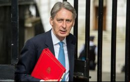 Una fuente cercana al ministro David Davis, señaló que junto al titular de Finanzas  Hammond, ofrecieron garantías de su determinación a asegurar el estatus de la City