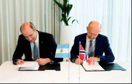 El CEO de YPF, Ricardo Darré, y el vicepresidente ejecutivo de Exploración de Statoil, Tim Dodson, firmaron el acuerdo de cooperación en Oslo
