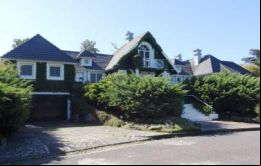 La casa objeto de la investigación posee un terreno de 7.500 metros cuadrados, se llama Villa Regina y está ubicada en la calle Timbó en el barrio del Golf. 