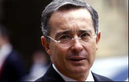 “Nosotros ayudaríamos a su implementación, a través del Parlamento y casi por unanimidad, o por cualquier metodología”, propuso Uribe.