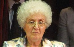 Ofelia Wilhelm, madre de la ex presidente argentina Cristina Fernandez, beneficiada por irregular otorgamiento de trabajos a una empresa de la que era copropietaria.