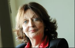 Es abogada y periodista. Se llama Cristina Fernandez Cubas y gana un premio a la narrativa