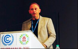 El ministro argentino de Medio Ambiente Sergio Bergman se compromete en Marrakesh a reducir las emisiones de dióxido de carbono 