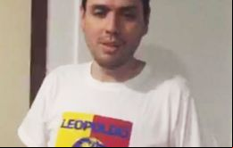 Minutos después de su liberación y luciendo una casaca con la imagen de Leopoldo López, pudo verse a Rosmit Mantilla en la red social Periscope