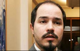 El representante sindical de los empleados públicos chilenos Carlos Insunza anunció el fin de la huelga que paralizó la atención médica y la recolección de residuos