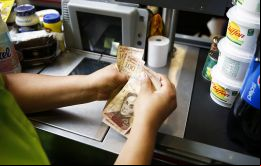 La decisión se toma justo cuando Venezuela atraviesa una inflación galopante (750%), que obliga a sus ciudadanos a manejar más dinero en efectivo para hacer compras.