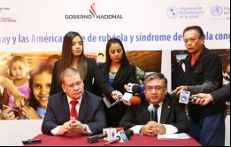 Carlos Castillo, representante de la Organización Panamericana de la Salud (OPS)en Asunción, entregó distinciones a Paraguay y Chile por su lucha contra el Chagas