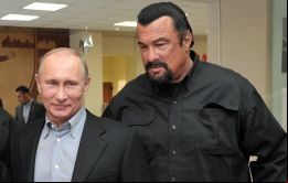 El presidente ruso Vladimir Putin entrega su nuevo pasaporte a Steven Seagal 