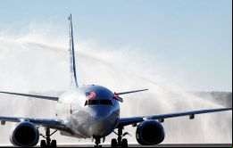 American Airlines partió a las 07:30 locales (12:30 GMT) desde el aeropuerto de Miami, en otro momento clave en la historia de la aviación entre ambos países. 