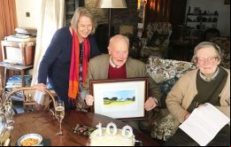 La representante del gobierno de las Falklands en Londres Sukey Cameron, MBE celebra con el matrimonio Haskard 