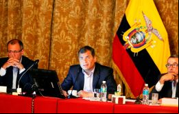El presidente ecuatoriano Rafael Correa pidió la renuncia a todos sus ministros para elegir libremente.