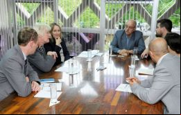 Los legisladores de las Falklands MLA Rendell y MLA Poole con la directiva de FARSUL
