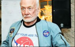 El astronauta, 86, se encuentra “estable” y viaja acompañado de un miembro del equipo de White Desert y por un médico del Programa Antártico de EE.UU.
