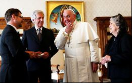 El Papa Francisco recibe al presidente Vázquez, su señora y parte de la comitiva que lo acompaña en el viaje 