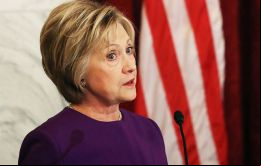 “Ahora queda claro que las llamadas falsas noticias pueden tener consecuencias en el mundo real”, dijo Clinton ante legisladores y ex legisladores en el Capitolio