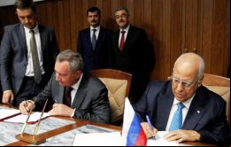 El viceprimer ministro ruso Dmitry Rogozin (izq.) y el vicepresidente cubano Ricardo Cabrisas durante la firma de los acuerdos el viernes en La Habana