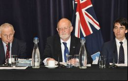 Secretario de honor y veterano de 1982, Tte. Cnel. Tym Marsh, el secretario de FIA, Alan Huckle y el Tesorero James Wallace durante la asamblea anual de FIA 
