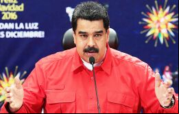 Maduro haciendo el anuncio del corralón con los billetes venezolanos o Bolívares 